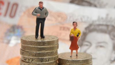 ¿Por qué las mujeres no reciben grandes aumentos de sueldo aunque lo pidan?
